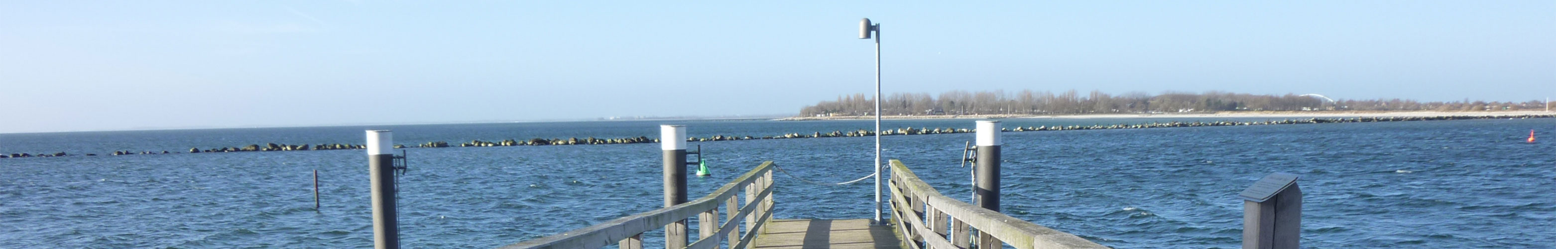 Ausblick vom Steg auf das Wasser