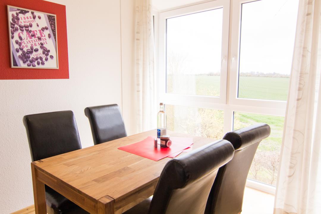 Esstisch mit Morgensonne